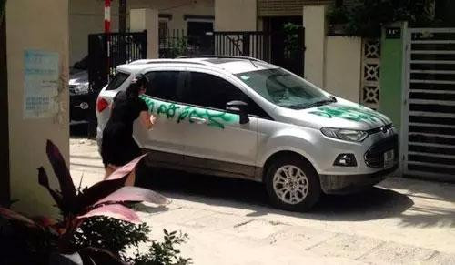Có nhiều luồng ý kiến trái chiều được đưa ra về hình ảnh chiếc ô tô bị hắt sơn.