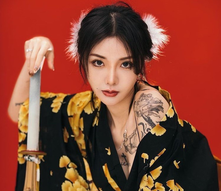 " Hot girl xăm trổ" có nick name Kilig Kira là gương mặt nổi như cồn trên mạng xã hội Instagram. Năm 2018, cô nàng đến từ Trung Quốc này nổi tiếng với khoảnh khắc bị chụp lén trong thang máy.