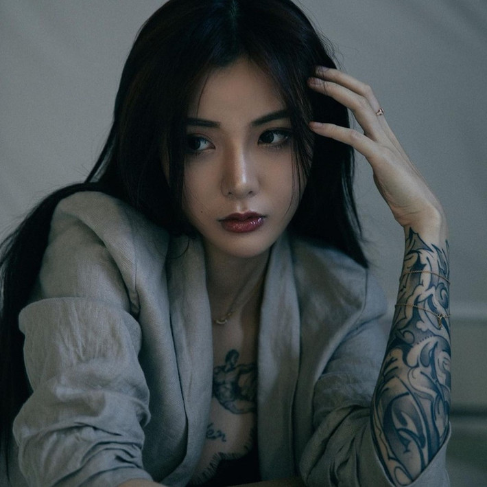 Trong đa số bức hình, Kiligkira thường diện trang phục cắt xẻ táo bạo, khoe khéo đường cong đầy quyến rũ.