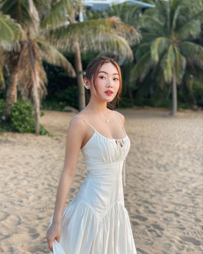 Ngoài ra, như bao cô gái khác ái nữ còn có niềm đam mê với đồ hiệu, minh chứng là Chloe sở hữu hàng loạt túi xách, kính mắt, trang phục đắt tiền từ các thương hiệu đình đám.