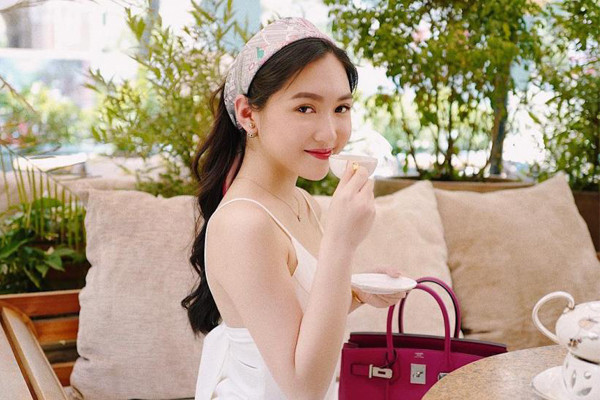 Không chỉ xinh đẹp, gia thế khủng mà beauty blogger Việt này còn có học vấn và công việc cá nhân đáng ngưỡng mộ. Cô từng lọt vào top 4 nhân vật quyền lực nhất trên mạng xã hội ở lĩnh vực beauty, trong khuôn khổ giải thưởng Influence Asia 2017.