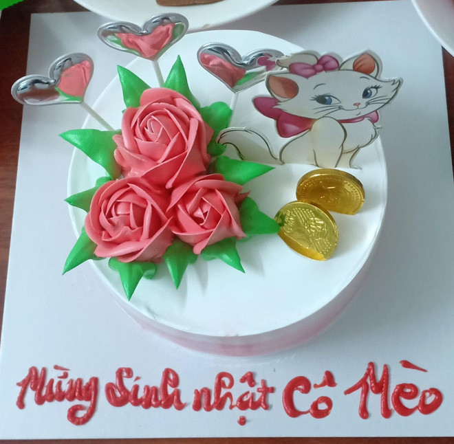 Theo đó, gia đình chủ nhà đã tổ chức một bữa tiệc linh đình cho một con mèo. Thế là không suy nghĩ nhiều, người này kết hợp cùng với anh vợ để chuẩn bị mọi thứ từ cá rán, bánh kẹo... dàng riêng cho "nàng" mèo.