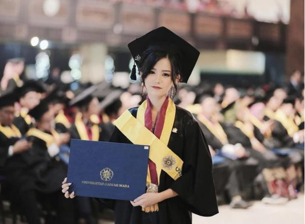 Theo dõi trang cá nhân của Ann sẽ thấy, gái xinh 9X này thường xuyên chỉ trang điểm đơn giản, nhẹ nhàng, nổi bật với nét mong manh nhưng vẫn toát lên vẻ học thức.