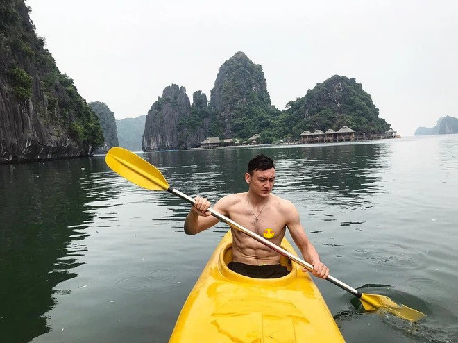Thật ra chẳng riêng gì lần này mà hễ Đặng Văn Lâm cởi áo là hội mê trai lại được phen "xịt máu mũi".