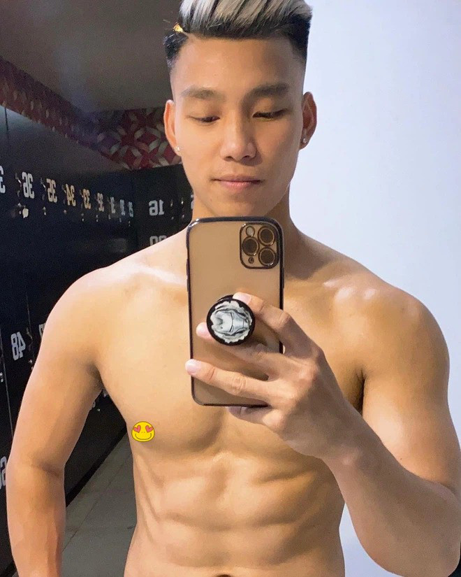 Cầu thủ đội tuyển Việt Nam tiếp theo khiến hội chị em phải mê mẩn khi cởi áo khoe body đó là Vũ Văn Thanh.