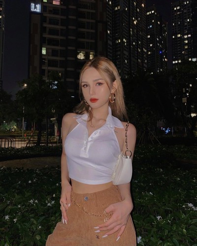 Xoài Non tên thật Trang Phạm (sinh năm 2002, biệt danh Xoài Non) được biết đến với danh xưng “hot girl Instagram”, sở hữu hàng trăm nghìn lượt theo dõi trên mạng xã hội.