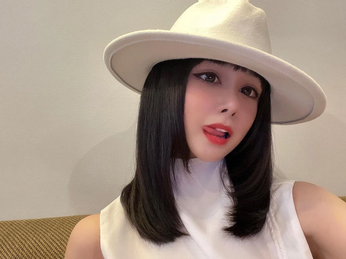 Ngoài ra dân mạng còn tinh ý nhận ra một trong số ba chàng trai ''thả thính'' Bella có một anh chàng cũng khá có điều kiện khi tiết lộ sẽ từ Hà Nội bay vào TP HCM đặt cọc siêu xe gần 30 tỷ đồng và xem đất để được "gần nàng".