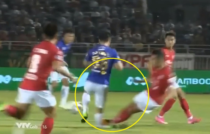 Phút 27 trong trận đấu tại vòng 5 V-League 2021 giữa CLB TP HCM và Hà Nội FC, pha vào bóng của Hoàng Thịnh khiến Đỗ Hùng Dũng gặp chấn thương nặng. Ảnh: VTV Cab.
