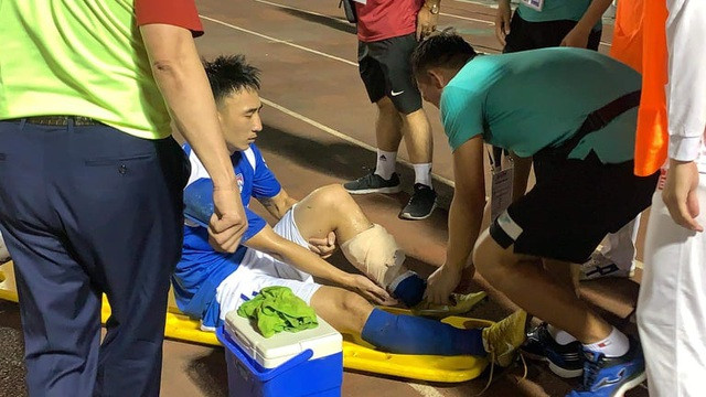 Hoàng Lâm sau đó được xác định không có lỗi trong tình huống này mà do Hải Huy ham bóng, cố dứt điểm nên ống quyển của tiền vệ sinh năm 1991 này đã bị tác động rất mạnh, dẫn đến chấn thương đáng tiếc.