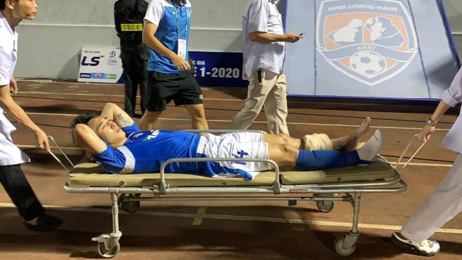 Hải Huy trong tình huống ham bóng đã va chạm mạnh với trung vệ Hoàng Lâm của Hồng Lĩnh Hà Tĩnh trong trận đấu ở Cẩm Phả, bị gãy chân và phải nghỉ đấu hết mùa giải.