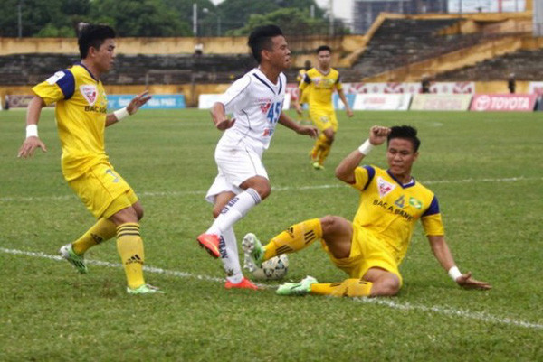 Trong trận đấu giữa SLNA và SHB. Đà Nẵng trên sân Vinh tại Vòng 25 V-League 2015, Quế Ngọc Hải vào bóng thô bạo khiến tiền vệ Trần Anh Khoa của SHB Đà Nẵng bị gãy chân.