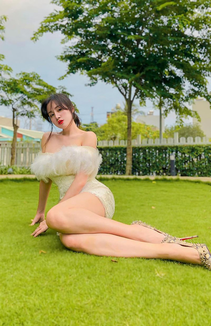 Bà Tưng tên thật là Lê Thị Huyền Anh (quê Nghệ An), hiện đang sinh sống và làm việc tại TP.HCM. Được biết đến rầm rộ trên mạng xã hội từ năm 2013 với những màn nhảy múa phản cảm.