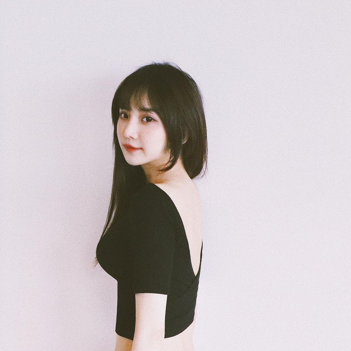Liu Fangxuan (sinh năm 1996) là hot girl nổi tiếng Đài Loan (Trung Quốc). Khác với những người đẹp lựa chọn phong trang điểm đậm, cô nàng 9X thu hút sự chú ý bằng chính nét đẹp mộc mạc của mình.