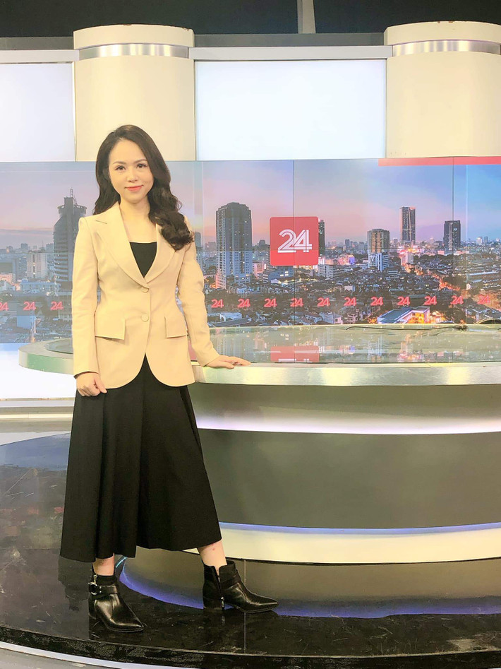 Với lối dẫn sắc sảo, lời lẽ đậm chất "đá xoáy" khi đề cập đến vấn đề, BTV VTV Thư Hiền nhanh chóng được cộng đồng mạng đặt cho biệt danh "chị cà khịa" của Đài truyền hình Quốc gia.
