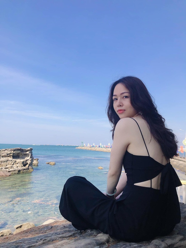 Trong thời gian học đại học, BTV Thư Hiền đã tham dự viết tiểu phẩm cho các chương trình như Gặp nhau cuối tuần, Gặp nhau cuối năm, Táo quân trên VTV3, góc cười trên VTC cùng rất nhiều các vở hài kịch, tiểu phẩm trên các kênh, đài khác…