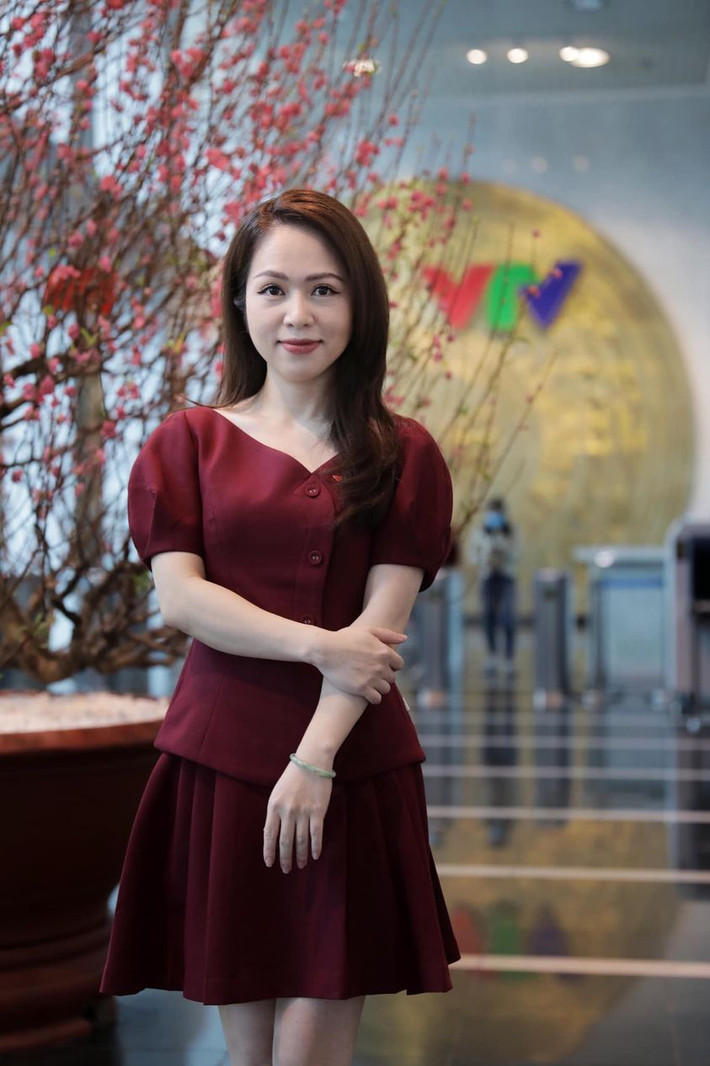 Thời gian gần đây, nữ BTV VTV - Thư Hiền làm mưa làm gió trên khắp mạng xã hội sau khi dẫn bản tin điểm tuần.