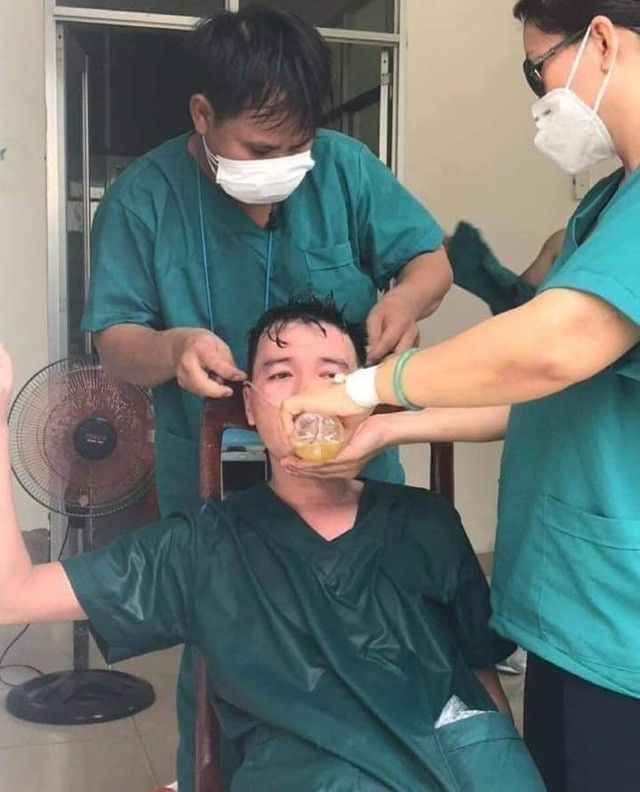 Không chỉ cạn sức lực, nhiều y, bác sĩ còn bị phơi nhiễm với COVID-19 trong qua trình chiến đấu. Nhưng để rồi họ tạm lui về "dưỡng thương" và lại tiếp tục xung phong cùng đương đầu với đại dịch.