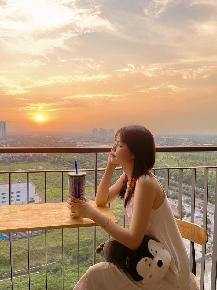 Sau một thời gian lùm xùm chuyện tình cảm, cả Huỳnh Anh và R.Tee đều không lên tiếng.