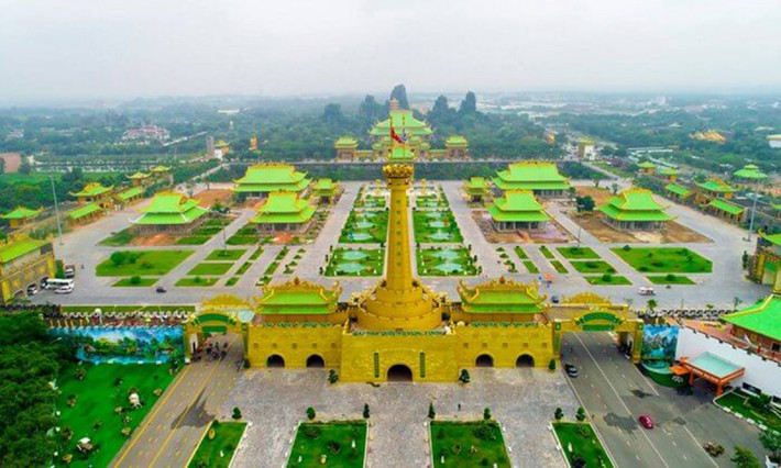 Sau gần nửa năm đóng cửa vì dịch bệnh, khu du lịch Đại Nam (KDL Đại Nam) đã chính thức mở cửa trở lại. Trong ngày quan trọng này, bà Phương Hằng thông báo sẽ miễn phí vé vào cổng cho tất cả khách tham quan.