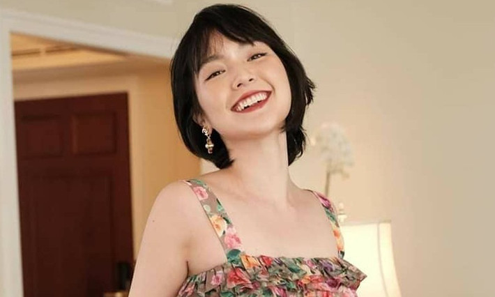 So với lúc làm mặt lạnh tại các sự kiện vắng bóng Sơn Tùng M-TP, rõ ràng Hải Tú cười trông thiện cảm và đáng yêu hơn rất nhiều.