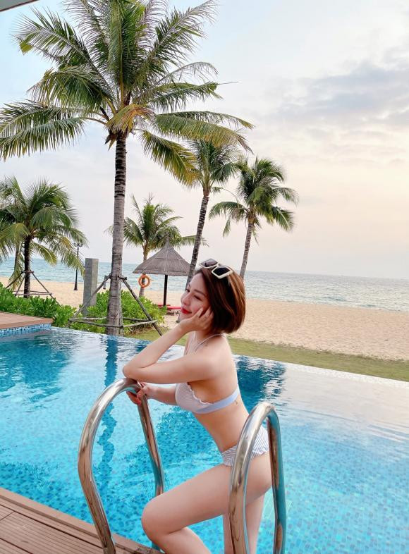 Bên cạnh loạt ảnh nóng bỏng này, Trâm Anh tiết lộ mới bị bạn thân chê: "Lâu rồi không gặp. Cô bạn nói tôi dạo này mặt phính bớt xinh rồi. Ahuhu. Cơ mà tôi yêu cô bạn lắm luôn. Bởi tôi chỉ thích nghe lời phê bình thôi à".
