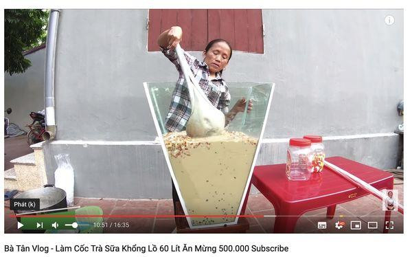 Nhận về nhiều bình luận thắc mắc, bà Tân sau đó phải giải thích: "Đây là cốc trà sữa than tre của bà, may là nó chưa đen sì các cháu ạ".