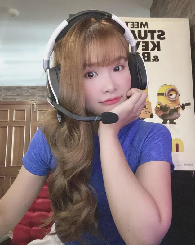 Sau một thời gian rút lui khỏi showbiz, ngày 9/7/2020, Khởi My đã ký hợp đồng chính thức với công ty quản lý, chuyển hướng làm streamer. Cô stream LMHT và nhiều tựa game khác theo phong cách tấu hài, phục vụ cho khán giả trên nền tảng Facebook Gaming.