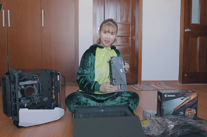 Khởi My thường livestream LMHT và một số tựa game offline khác trên trang cá nhân nhưng chỉ với mục đích stream cho vui để thỏa mãn đam mê.