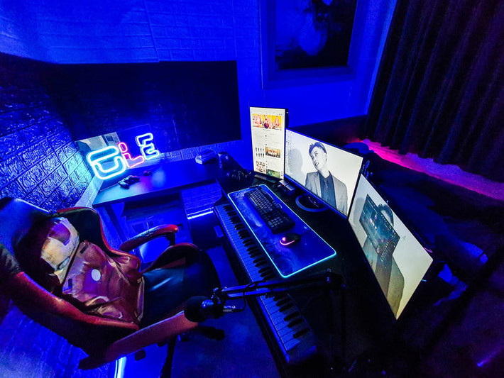Hiện tại, Vương Anh Ole đang đầu quân làm streamer cho một công ty và đã ký hợp đồng với Facebook Gaming từ hồi tháng 1/2019. Trước đó, anh cùng cộng sự đã mất hơn nửa năm để nghiên cứu về thị trường game và ngành công nghiệp Stream từ tháng 6/2018.