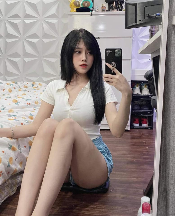 Cho đến năm lớp 11, sau một lần được các bạn rủ trốn học đi chơi điện tử thì LoL đã gắn bó với Thủy Tiên đến nay được khoảng 6 - 7 năm và hiện tại cô bạn cũng chỉ tập trung stream chính ở tựa game rất hot này.