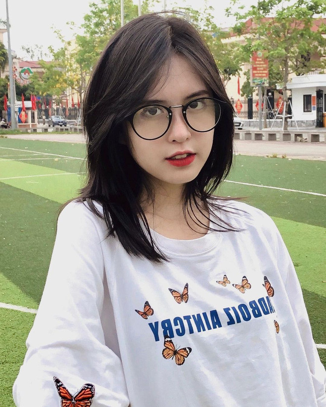Mới đây, cư dân mạng cũng đã truyền tay nhau hình chụp căn cước công dân của một cô nàng với sắc vóc đẹp tựa thiên thần khiến ai cũng phải để lại một lời khen.