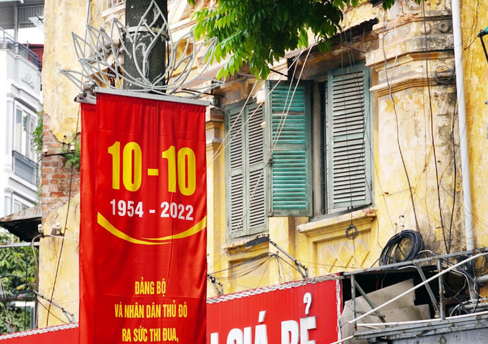 Một tấm áp phích được treo trước ngôi nhà cổ trên phố Hai Bà Trung.