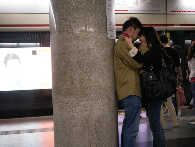Một cặp đôi tình tứ với nhau trong khi đợi tàu.