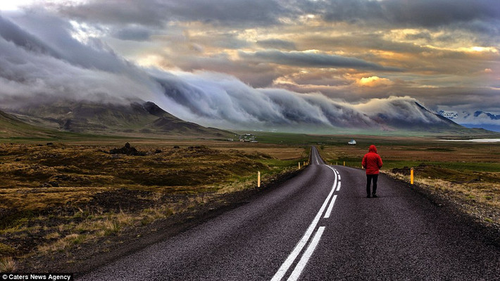 Du khách Wim Denijs đã ghi lại những hình ảnh tuyệt đẹp về Iceland, bao gồm cảnh tượng sương mù cuộn qua dãy núi.