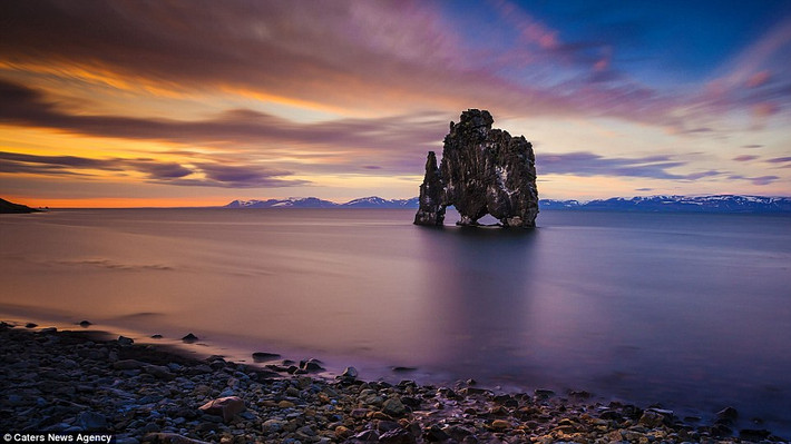 Theo truyền thuyết Iceland, khối đá Hvítserkur trên bán đảo Vatnsnes là người khổng lồ hóa đá.