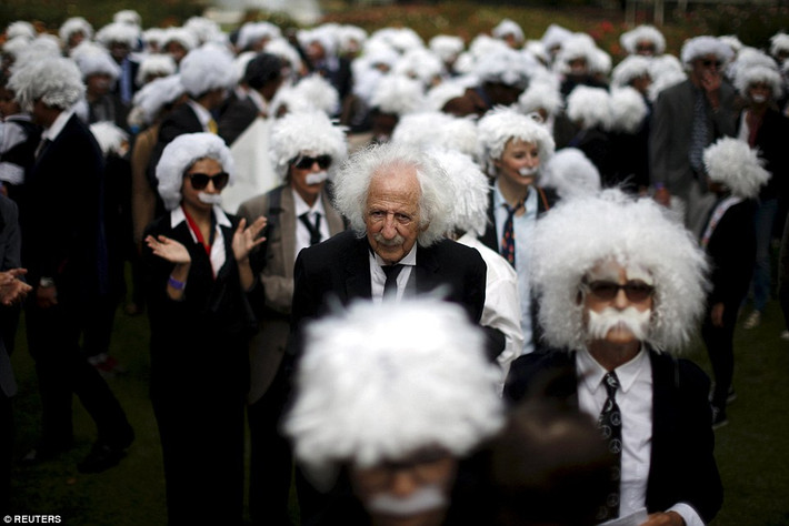 Mọi người hóa trang thành nhà khoa học Albert Einstein để lập kỷ lục thế giới về số người cùng hóa trang thành nhà phát minh này tại Los Angeles, California, Mỹ.