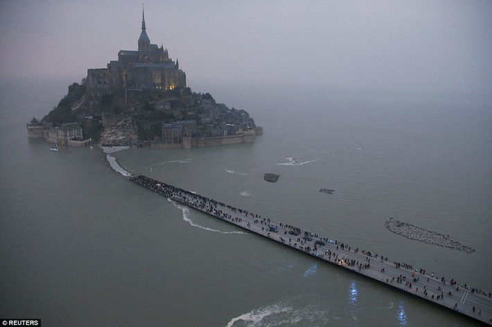 Đảo Mont Saint-Michel nằm ngoài khơi bờ biển Normandy, Pháp.