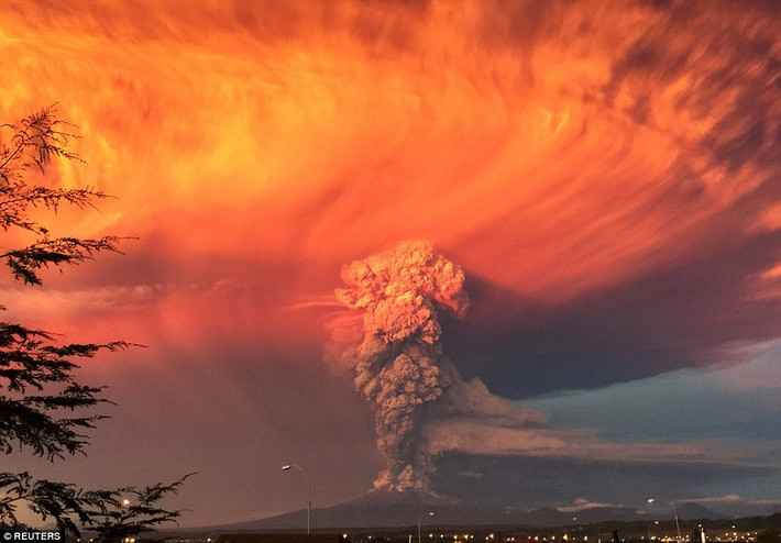 Tro bụi phun trào từ núi lửa Calbuco gần thành phố Puerto Montt, Chile.