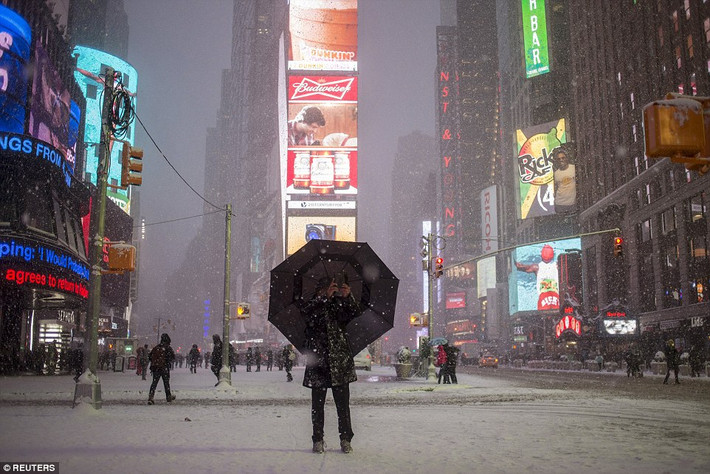Người đàn ông tự chụp ảnh dưới mưa tuyết trên Quảng trường Thời đại ở New York, Mỹ.
