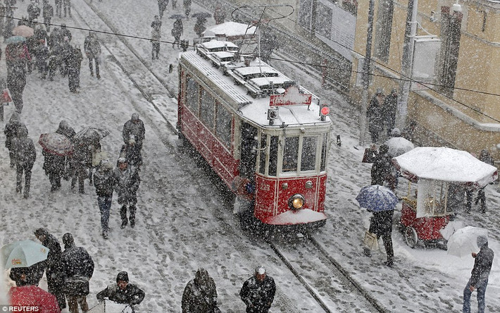 Mọi người vất vả đi dưới mưa tuyết hồi tháng 2 năm nay tại Istanbul, Thổ Nhĩ Kỳ.