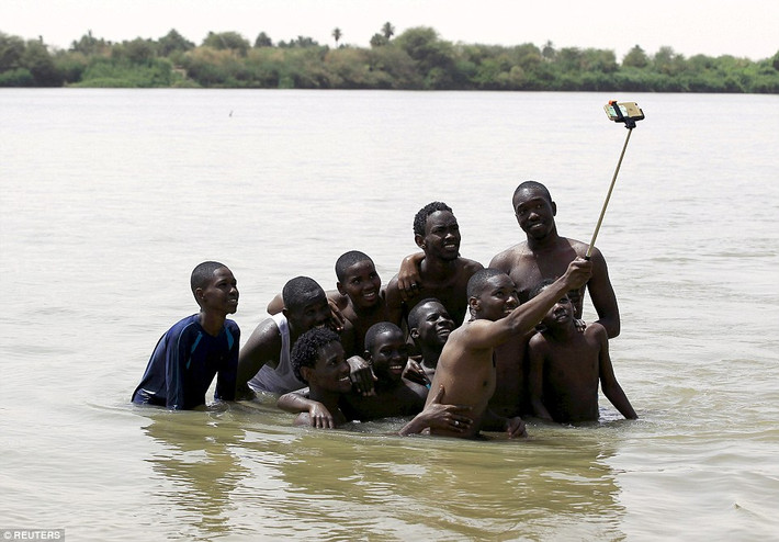 Một nhóm nam thanh niên chụp ảnh “tự sướng” dưới sông Nile ở ngoại ô thanh phố Khartoum, Sudan.