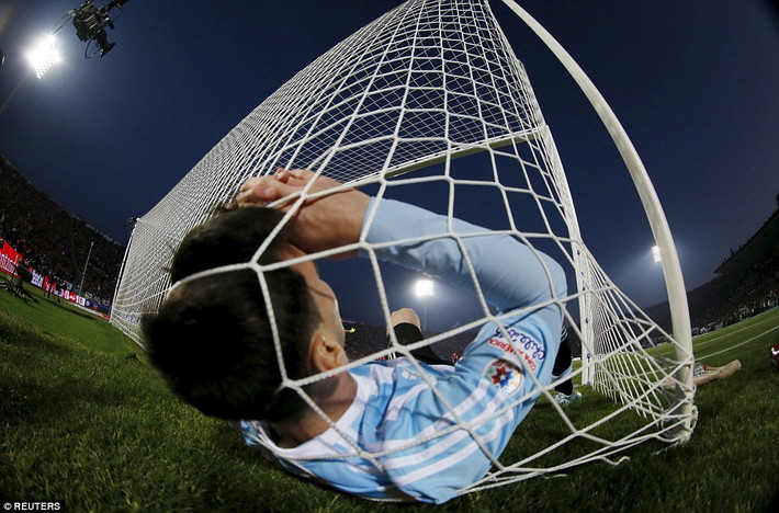 Ngôi sao Lionel Messi của đội tuyển bóng đá Argentina ngã vào lưới cầu môn trong trận chung kết Copa America 2015 với đội chủ nhà Chile tại sân vận động quốc gia ở thủ đô Santiago.