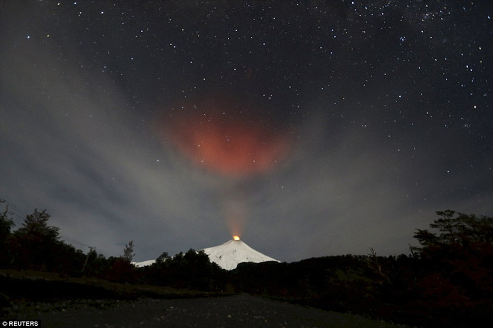 Khói bốc lên từ miệng núi lửa Villarrica gần thị trấn Pucon, Chile.