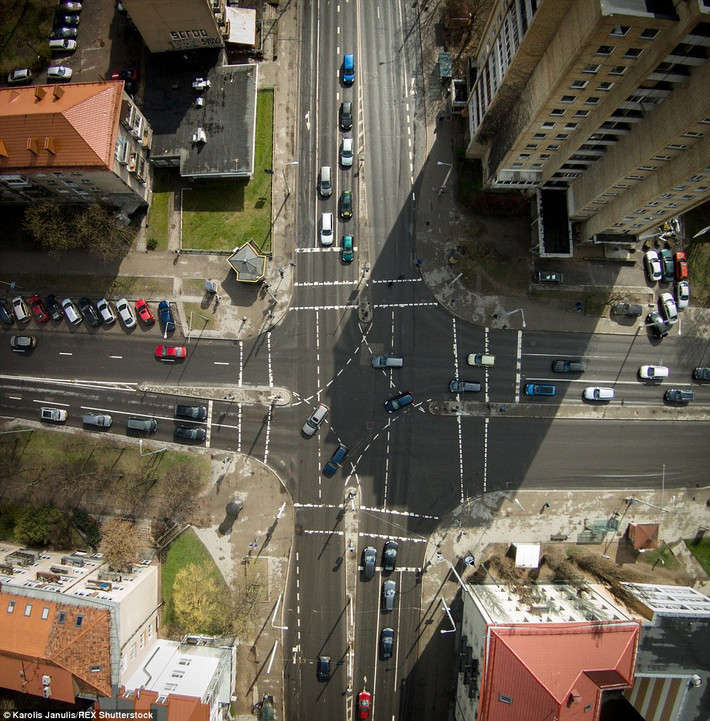 Ô tô di chuyển tấp nập trên đường phố ở thủ đô Vilnius.