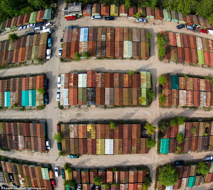 Nhưng gara để ô tô nhiều màu sắc ở thành phố Vilnius.