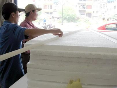 Đối với những gia đình ở nhà tập thể, nhà cấp 4 thường chọn xốp chống nóng, ốp trần nhựa cách nhiệt bởi giá thành rẻ (50.000 – 80.000 đồng/m2) thời gian thi công rất nhanh. Tuy nhiên, vật liệu này chống cháy kém và bị biến dạng nhanh dưới tác động của nhiệt độ cao.