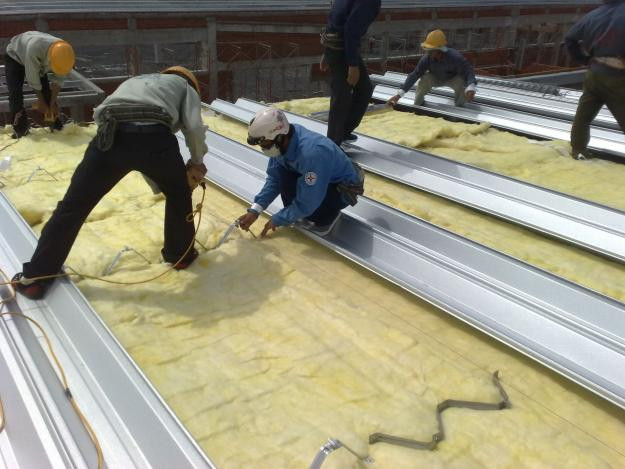 Ngoài ra, vật liệu bông thủy tinh cách nhiệt có giá thành phù hợp với túi tiền cũng là một lựa chọn. Tuy nhiên, nếu trực tiếp tiếp xúc với các loại vật liệu bông cách nhiệt này có thể sẽ bị bụi, ngứa, do đó, khi thi công chống nóng cho nhà phải hết sức lưu ý.
