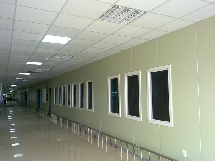 Thạch cao chống nóng, chống ẩm, cách âm và tiêu âm rất tốt, được sử dụng làm tường, làm trần và vách, thi công nhanh gọn, tính thẩm mỹ cao.