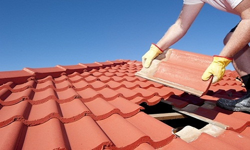 Thị trường vật liệu chống nóng cho nhà khá phong phú như tôn, túi khí cách nhiệt, xốp chống nóng, gạch… với nhiều mức giá khác nhau. Người tiêu dùng có thể cân nhắc dòng ngói tráng men chống nóng, chống ồn, chống rêu mốc có giá bán dao động từ 120.000 - 130.000 đồng/m2.
