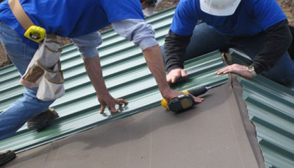 Tôn là vật liệu dễ lắp đặt cho mái nhà, mức giá từ 90.000 – 250.000 đồng/m2. Tuy nhiên, yếu điểm của tôn là khả năng hấp thụ nhiệt cao, để khắc phục người mua có thể chọn tôn ép dính lớp PU, tôn mạ kẽm.